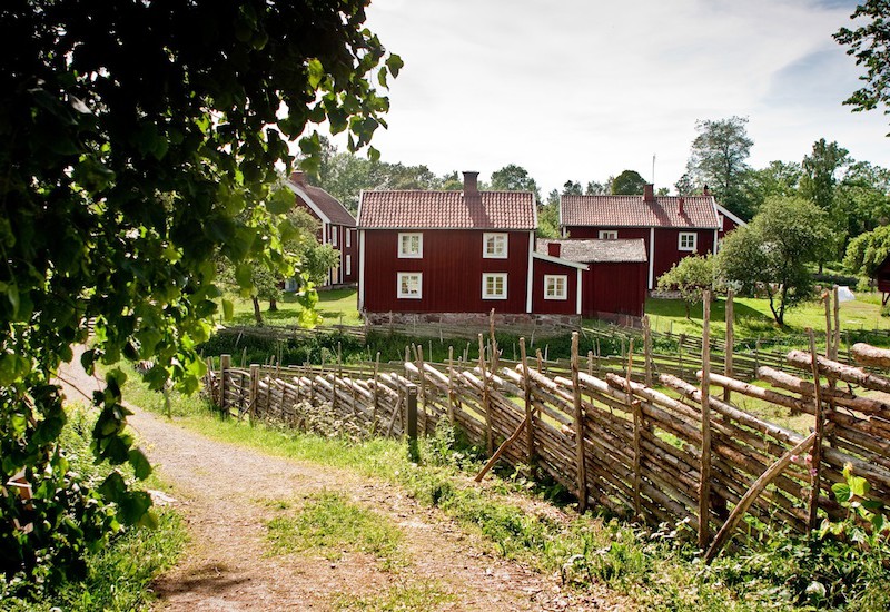 一个非常瑞典的“röd stuga”与它的红色油漆和白色装饰。图片:Tony Töreklint/imagebank.sweden.se